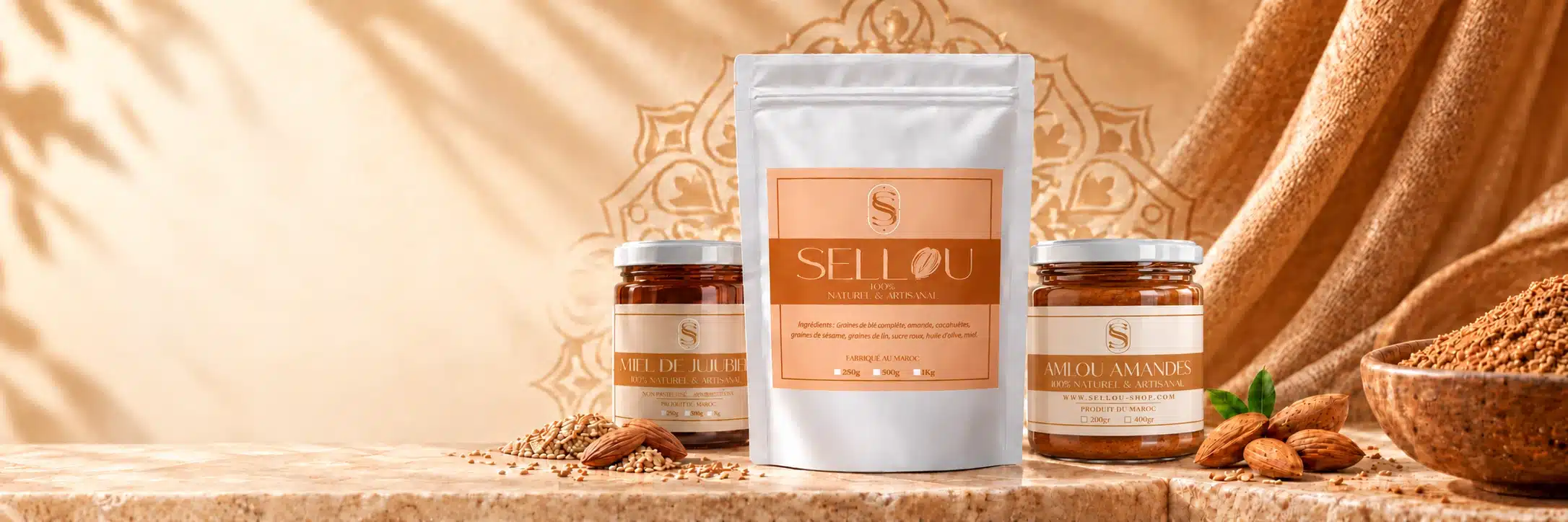 Sellou marocain, miel de jujubier à gauche et amlou amandes à droite, sur fond beige avec arabesques